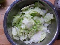 家常菜凉拌包菜做法图解2)