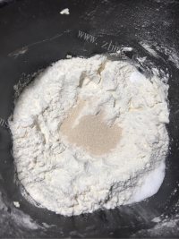 美味的香肠面包做法图解2)