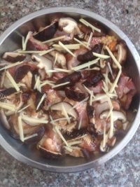 家常菜香菇蒸鸡做法图解4)