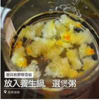 新鲜的桃胶银耳炖雪蛤做法图解2)