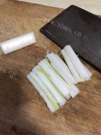 玉盘珍馐的葱爆海参做法图解2)
