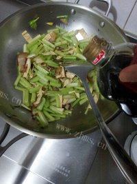 家常菜腊肉炒芹菜