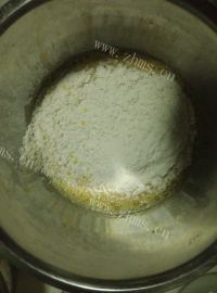 自制葡萄干蛋糕卷做法图解6)