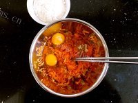 独特的胡萝卜虾皮鸡蛋饼做法图解3)