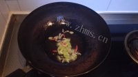 美味的酸菜羊肉粉丝煲做法图解4)