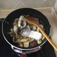 鲜美的菌菇炖鱼做法图解6)