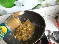 美味的剁椒蒸鱼头做法图解7)
