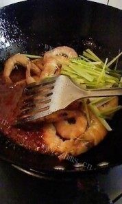 美味的番茄焖虾做法图解8)