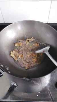 家常菜咸肉炒蒜苗做法图解2)