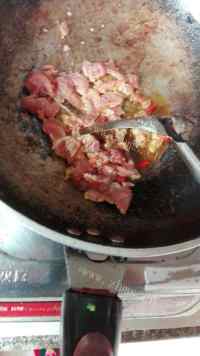 色味俱佳的酸辣白菜炒肉做法图解3)