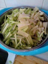 家常菜腊肉炒芹菜做法图解4)