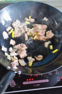 健康白菜炒肉浇面做法图解2)