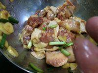美味的香菇蒸滑鸡做法图解4)