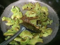 美味的豆豉苦瓜炒牛肉做法图解7)