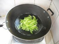 可口的百合西芹核桃仁做法图解2)