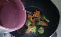 自制西兰花炒胡萝卜做法图解7)