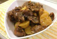 口感饱满的土豆焖鸭