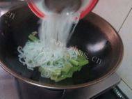 芹菜炒粉条做法图解6)