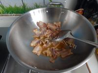 香气浓郁的蒜苔炒腊肉做法图解5)