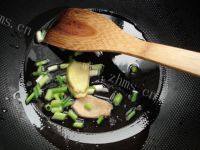 家常菜青椒毛豆炒肉丝做法图解4)