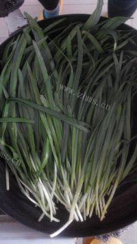 自己做的韭菜虾仁水饺做法图解3)