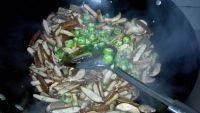 家常菜香菇炒豆干做法图解7)