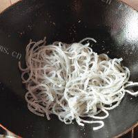爱上肉末炒红薯粉做法图解5)