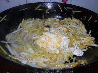 饱满的蒜黄炒鸡蛋