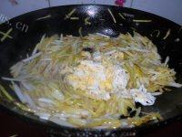 饱满的蒜黄炒鸡蛋