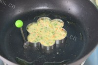 口感极佳的韭菜胡萝卜鸡蛋饼做法图解7)