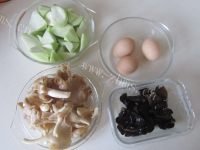 美味的丝瓜蘑菇炒鸡蛋做法图解1)