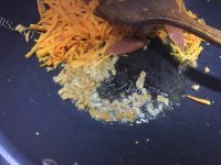 美味的海鲜炒面做法图解5)