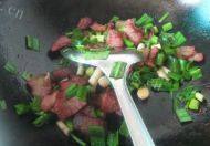 家常蒜苗炒腊肉做法图解4)
