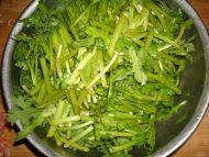 美味小炒（茼蒿炒肉）做法图解2)
