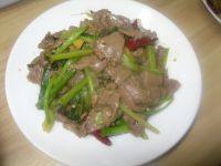 家常菜芹菜炒牛肉