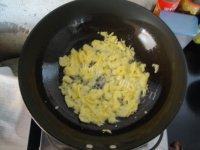 色味俱佳的葱香蛋炒饭做法图解4)