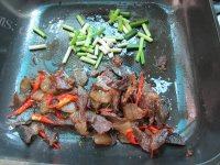 大蒜炒腊肉做法图解5)