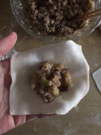 美味的香菇鸡肉馄饨做法图解5)