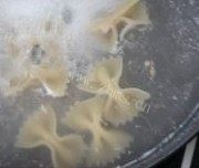 香喷喷的海鲜蝴蝶面沙拉做法图解2)