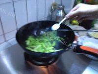 家常菜芹菜炒粉丝做法图解8)