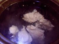 美味的莲藕龙骨汤做法图解4)