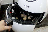 美味的黑椒牛肉丸沙拉做法图解1)