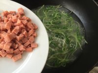 皮蛋火腿豆苗汤做法图解9)