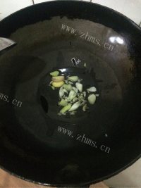 清爽的木耳烩丸子做法图解3)