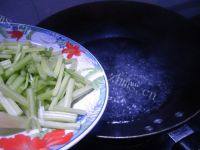 芹菜炒胡萝卜自制做法图解3)