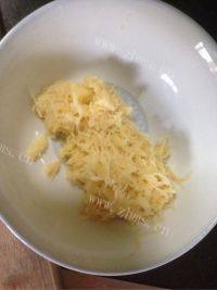 美美厨房之土豆鸡蛋饼做法图解1)