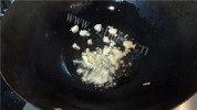 家常菜烧肉炒芹菜做法图解2)