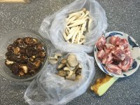 香浓的菇菇排骨汤做法图解1)