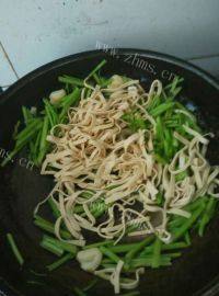 家常菜芹菜炒豆皮做法图解4)