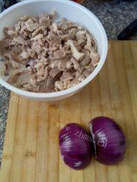 家常菜牛肉炒洋葱做法图解1)